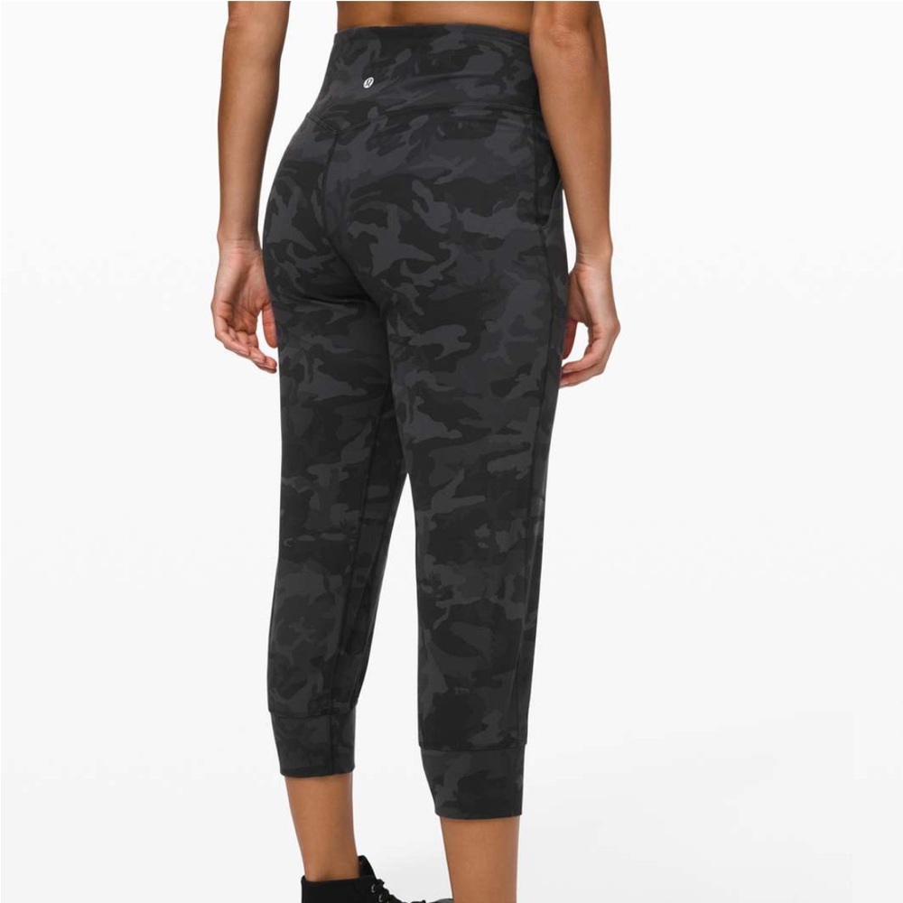 Lululemon aling Camo Jogger Crop 23” Pants